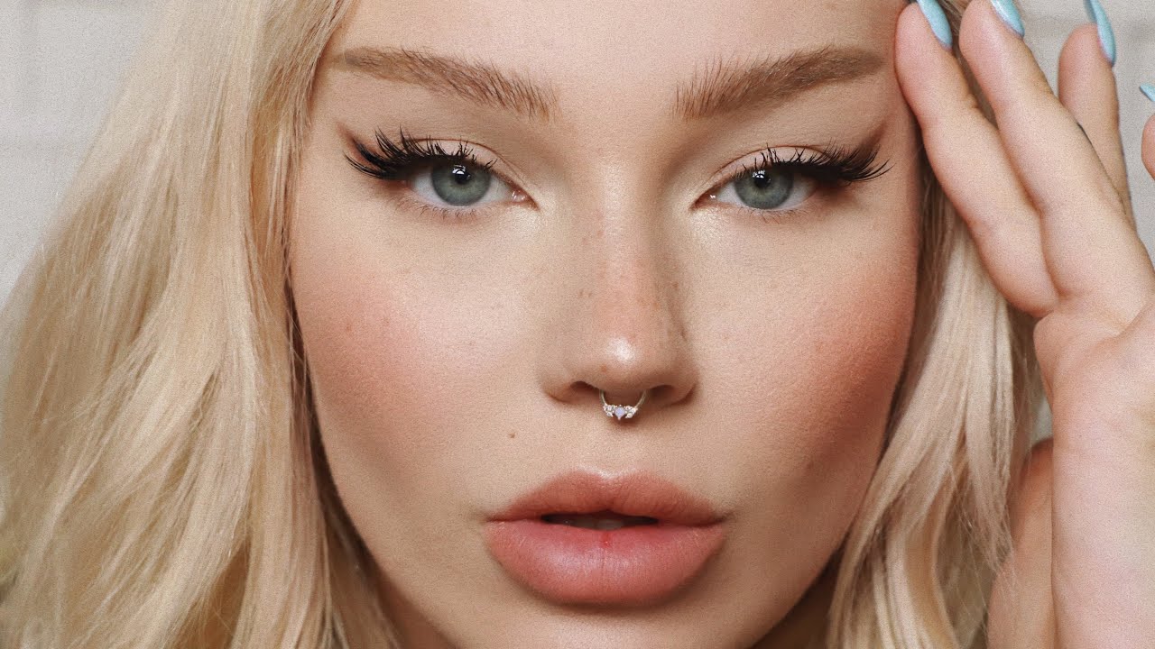 testing the viral powder before foundation hack / makeup tutorial