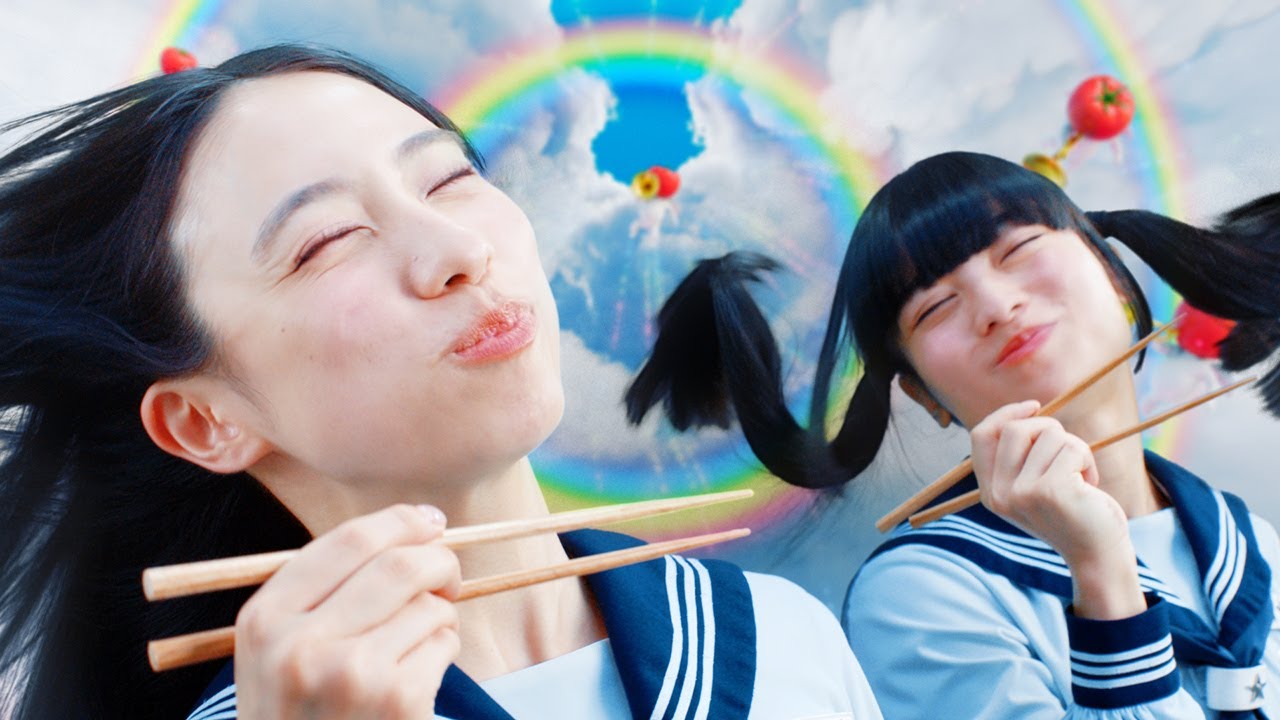 新しい学校のリーダーズ、至福の表情披露　“赤いソックス”にも注目！　カゴメ新CM「はみ出していく」編＆「覚醒」編