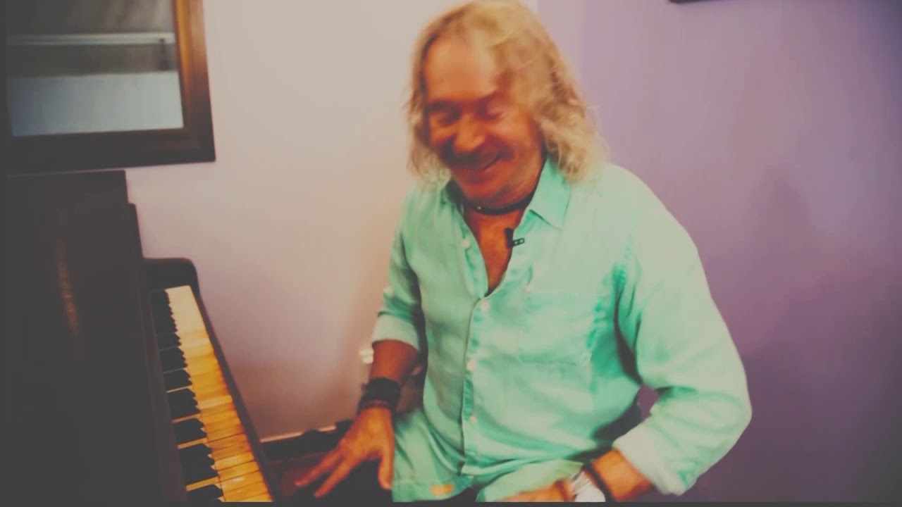 Marcos Valle plays 