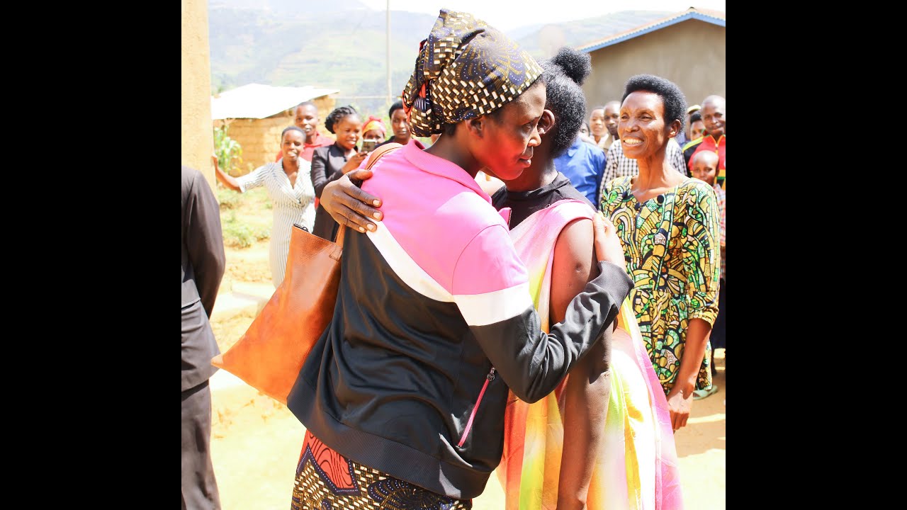 UWAJENEZA Emerance yahujwe n'umuryango we nyuma y'imyaka 30 aburanye na wo