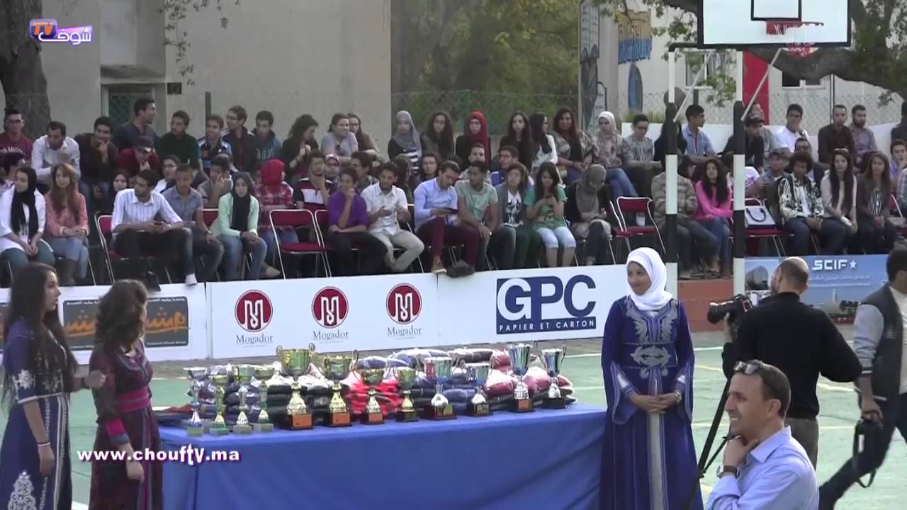 بالفيديو رغم تدهور صحته.. ميلود الشعبي يحتفي بالطلبة بالقنيطرة