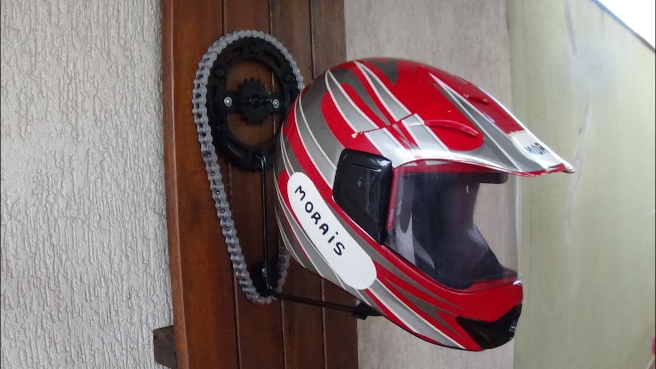 SUPORTE PARA CAPACETE COM PEÇAS USADAS DE MOTO