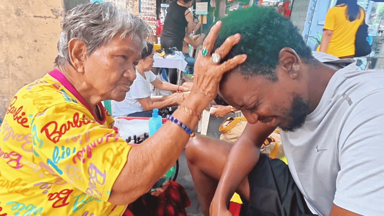 💆‍♂️ 80-Year-Old Filipina Street Healer Scalp Massage – Her Power Is Unmatched – Manila 🇵🇭