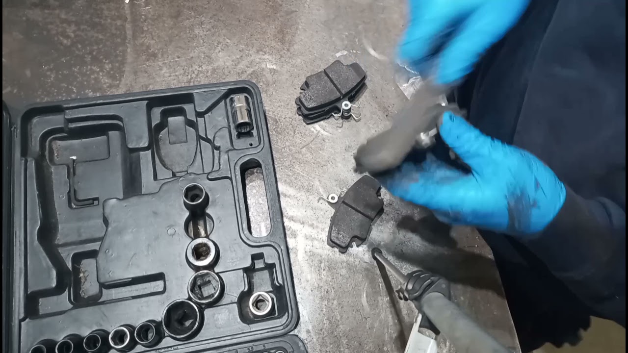 SOSTITUZIONE PASTIGLIE ANTERIORI RENAULT CLIO 2 SERIE.          #Pielooogarage