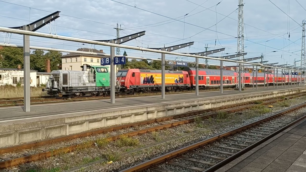 Die Vossloh G6 rangiert mit der BahnBonus 146 und 5 Dostos 
