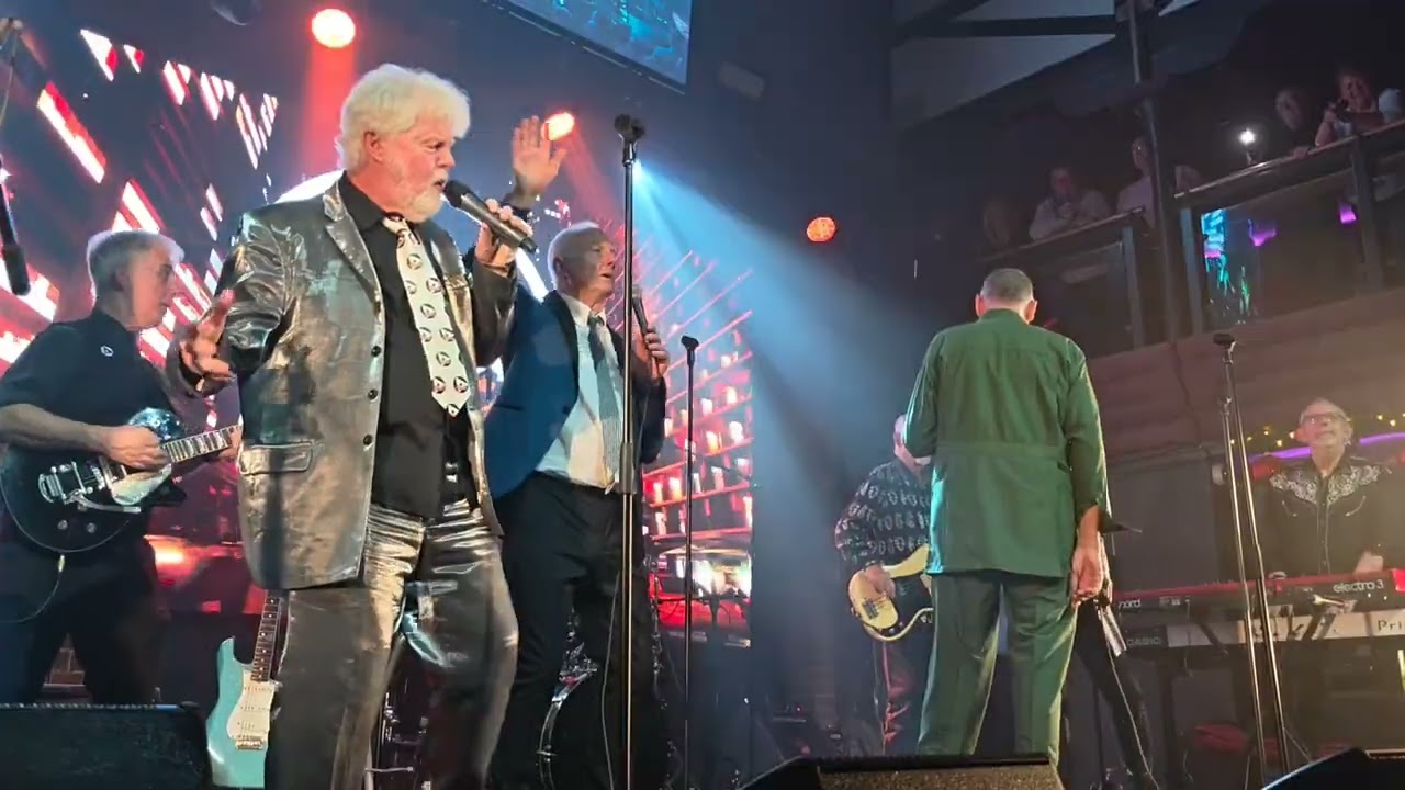 Darts - The Boy From New York City (live at the Buttermarket, Shrewsbury)