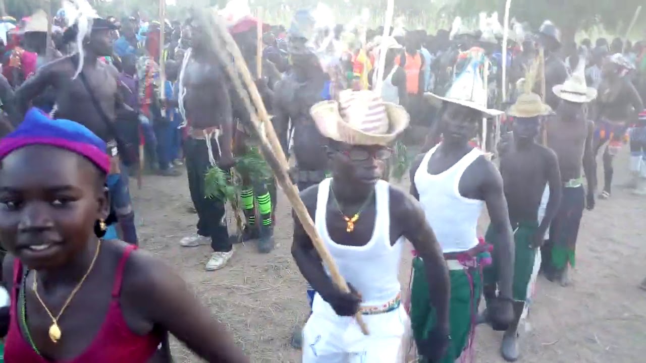 Danse traditionnelle, jour de la fête du Coq à Doré.