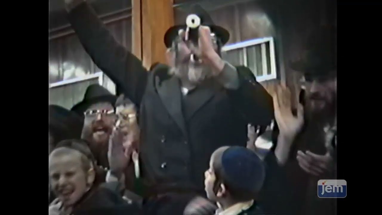 Chasidim Dance Motzei Shabbos Rosh Chodesh Kislev 5748 | חסידים רוקדים מוצש