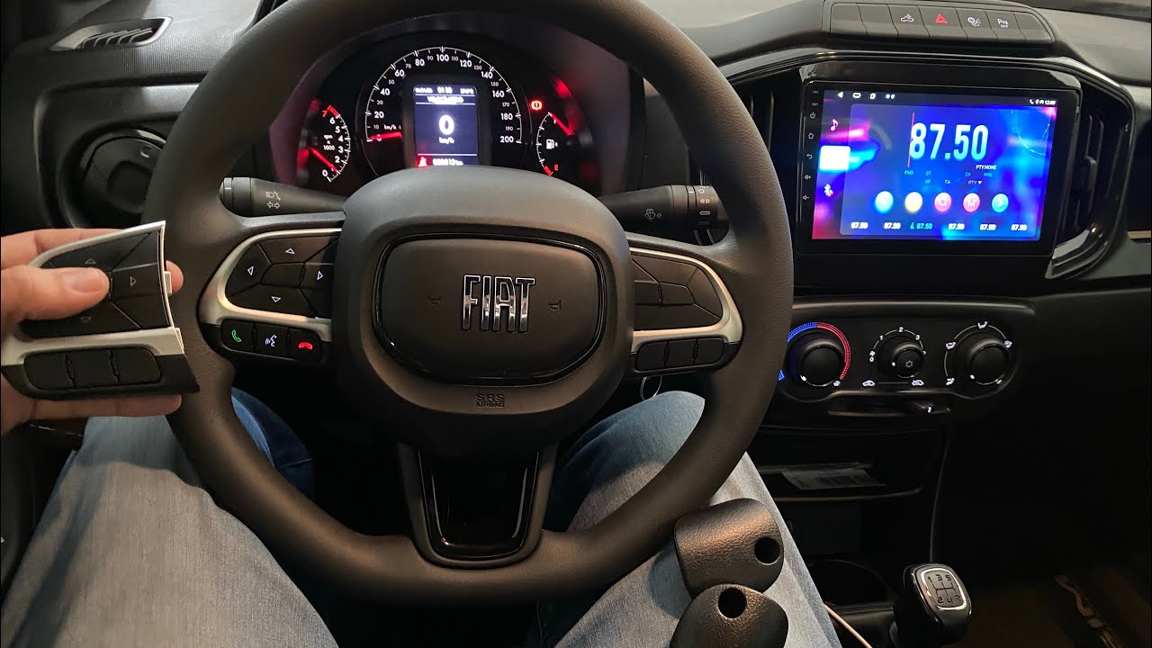 Fiat Strada Freedom 2025 com volante multifuncional instalado no sistema original 