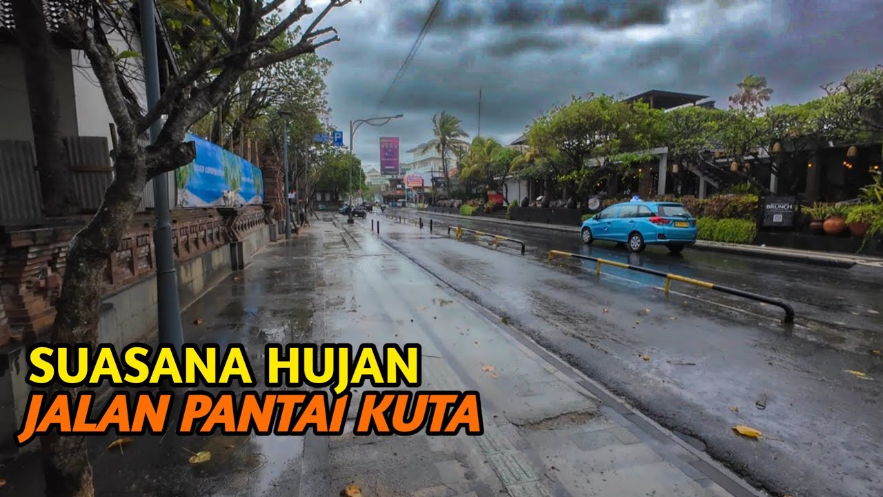 Suasana Jalan Pantai Kuta Bali Saat Hujan