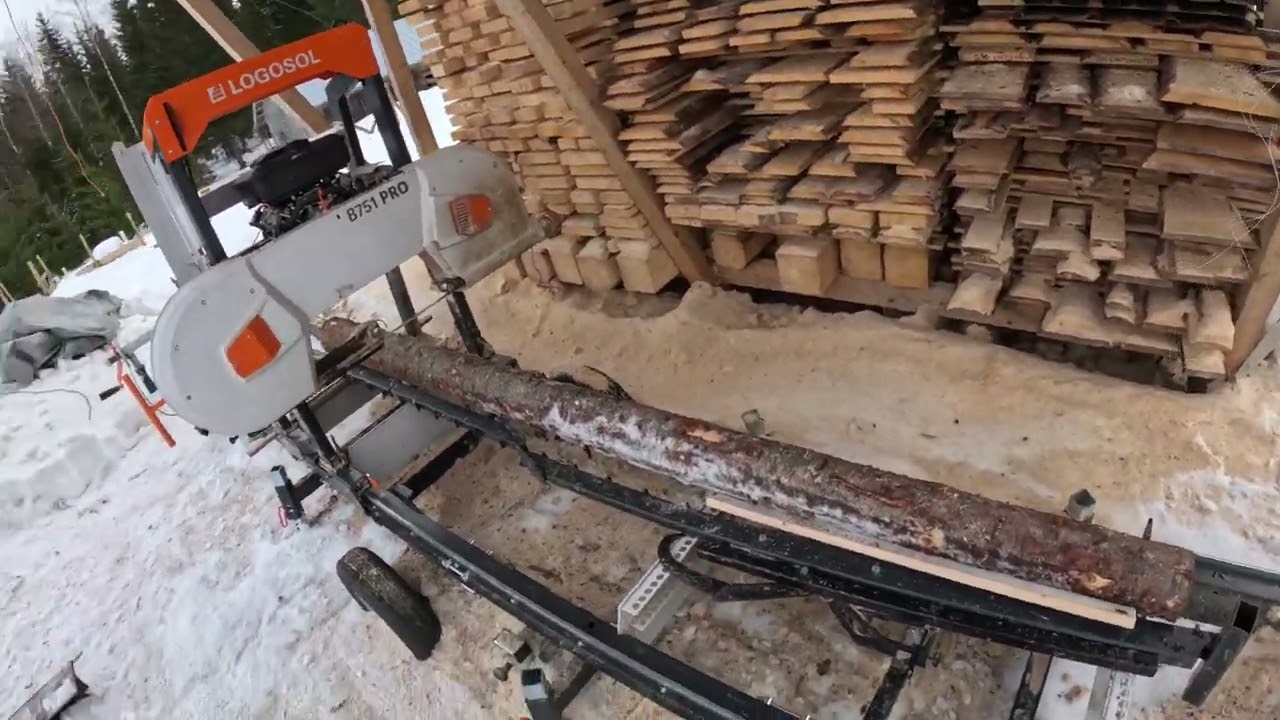 Valamistauvutaan tuas sahhoomaan Logosol B751 Pro tukkivannesahalla. Preliminaries for log band saw