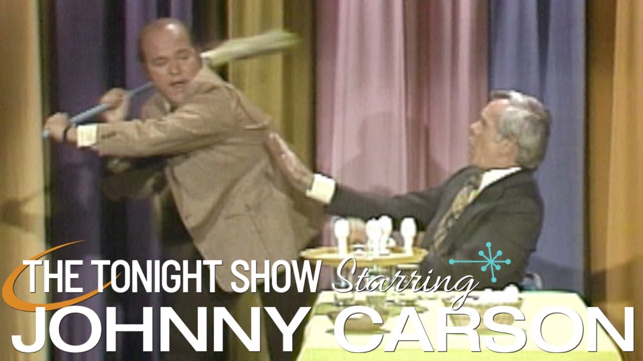 Фокус с яйцом Дома Делуиза пошёл не по плану — Carson Tonight Show — 26.09.1974