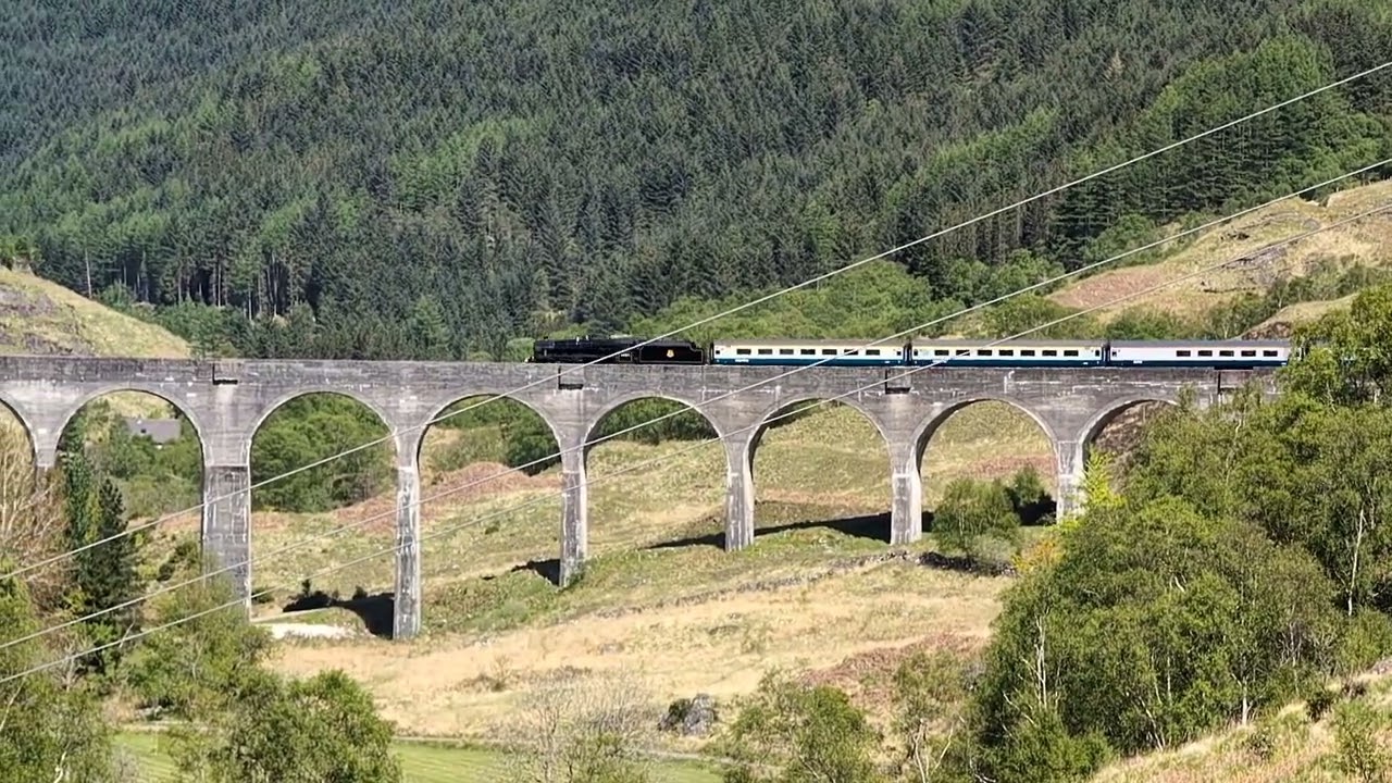 Der Jacobite Train auf dem Glenfinnan Viaduct