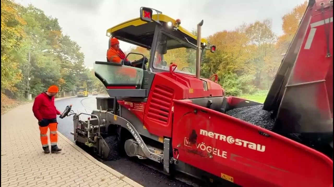Opravujeme cestu v Modre. Asfaltujeme
