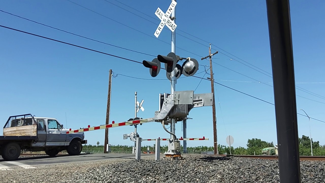 *Scratchy WCH E-Bell* Railroad crossing #1 