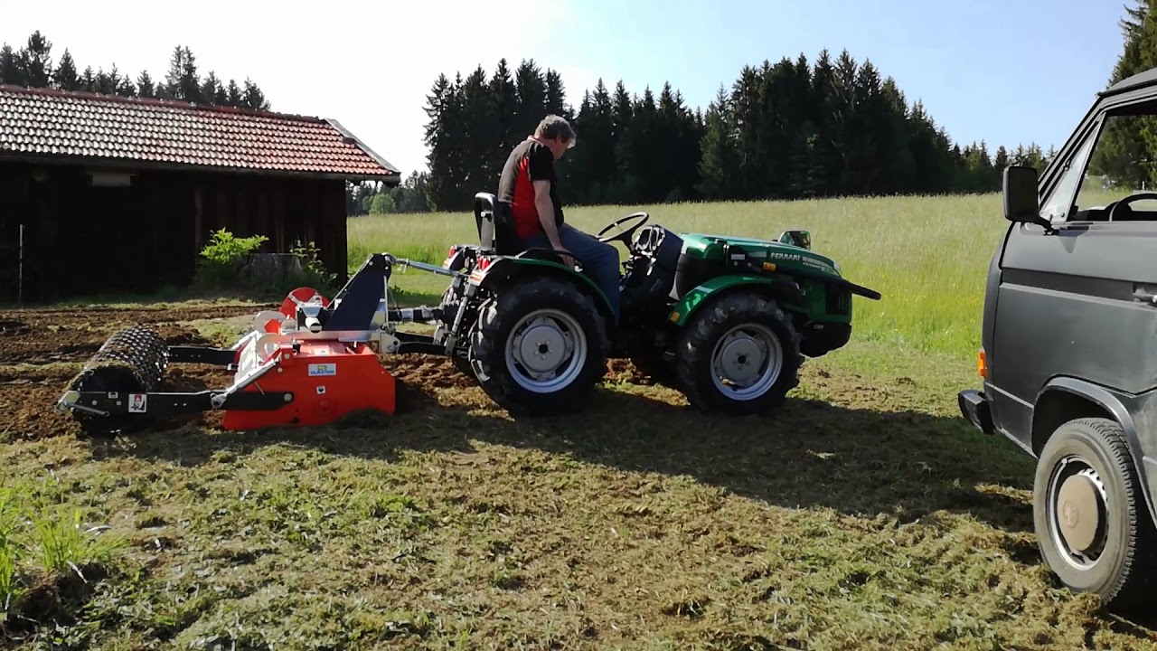 Ferrari Allradtraktor CROMO K30 (26PS) Knicklenker mit MURATORI Boden-Umkehrfräse MZ4SLX