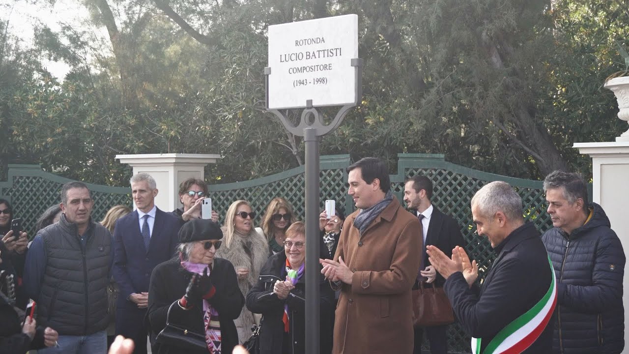 Intitolata la rotonda sul mare a Lucio Battisti