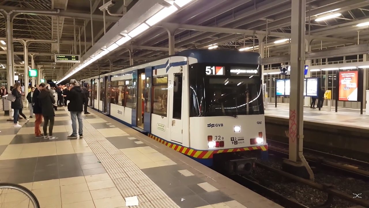 NS treinen en GVB metro's op station Amsterdam Amstel