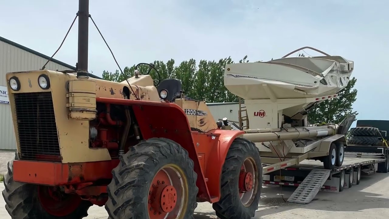 Loading a wrecked seed-tender w case 1200 traction king.