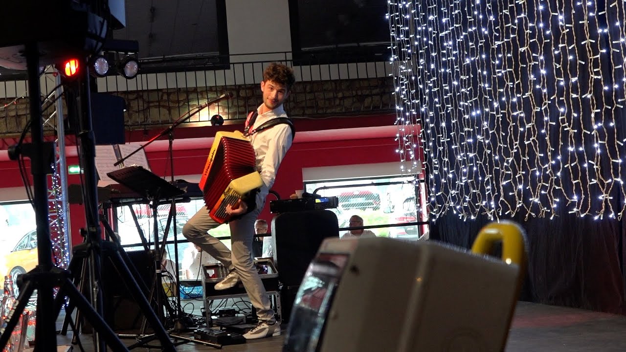 · Thé Dansant à Selongey avec Florent Gorris à l'animation, plus 300 personnes bravo les bénévoles