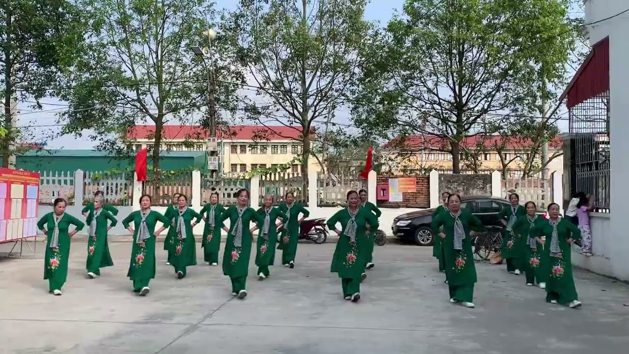 Hội chị em dân vũ thôn Thịnh Vượng múa văn nghệ chào mừng ngày quốc tế phụ nữ Việt Nam 8/3