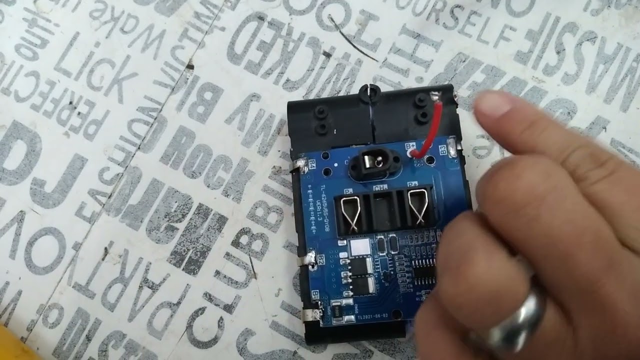 BATERIA MINI  MOTOSSERRA NKmini   NAKASAKI  NÃO CARREGAVA     ( RESOLVIDO. )