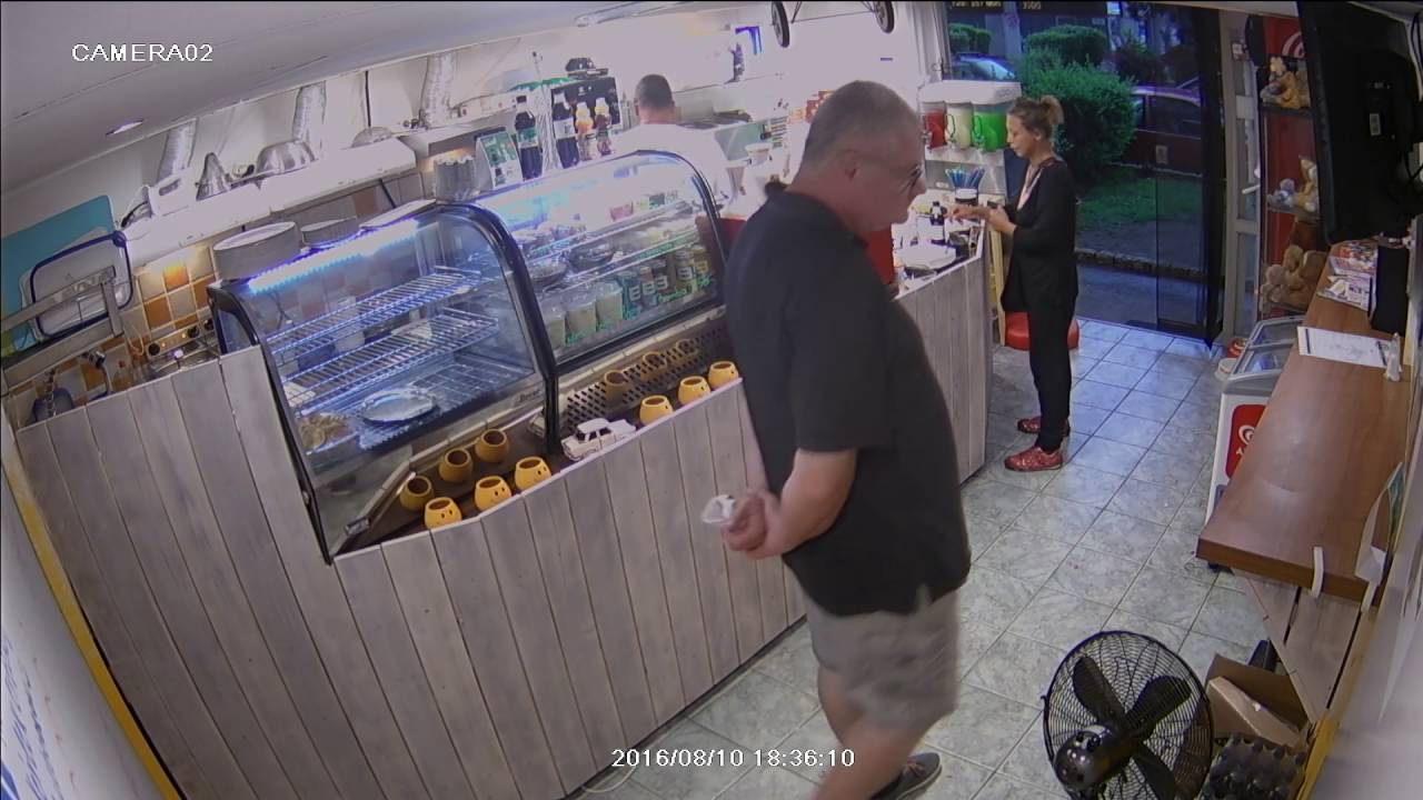 Lop&aacute;s az Mama Maci b&uuml;f&eacute;ben