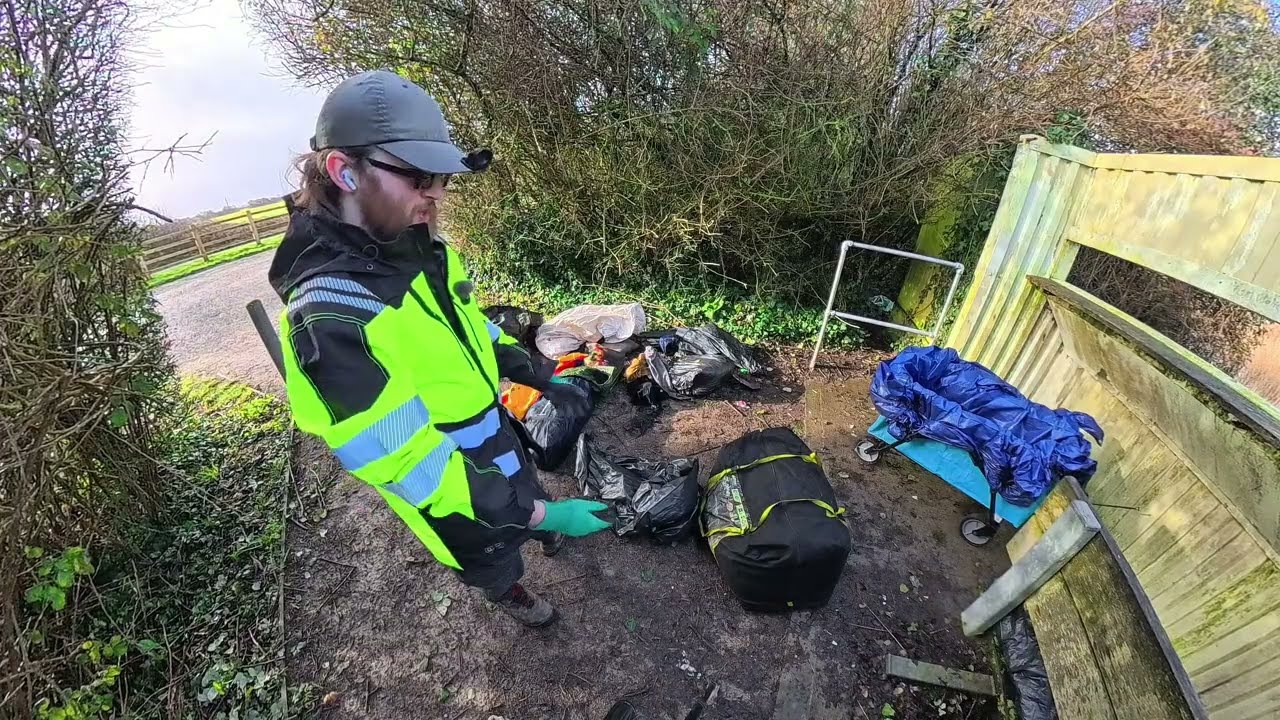 Back Breaking Work 😪 - Litterpicking Vlog 🚮 