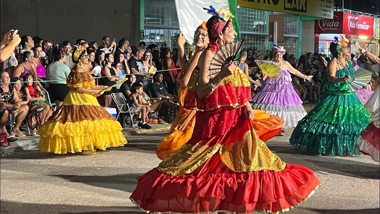 ÚLTIMO DIA DE DESFILE DOS BLOCOS  E DO CARNAVAL EM ARAMBARÉ COM MUITA FESTA E AVENIDA LOTADA 