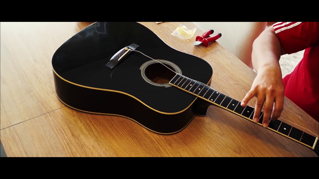 Akustik gitara klasik gitar teli taktım! (I changed the steel strings with nylon strings.)