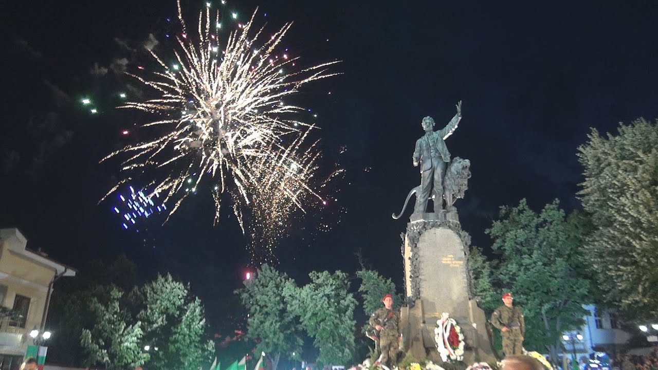 С тържествена заря Карлово отбеляза 185 години от рождението на Левски (видео)