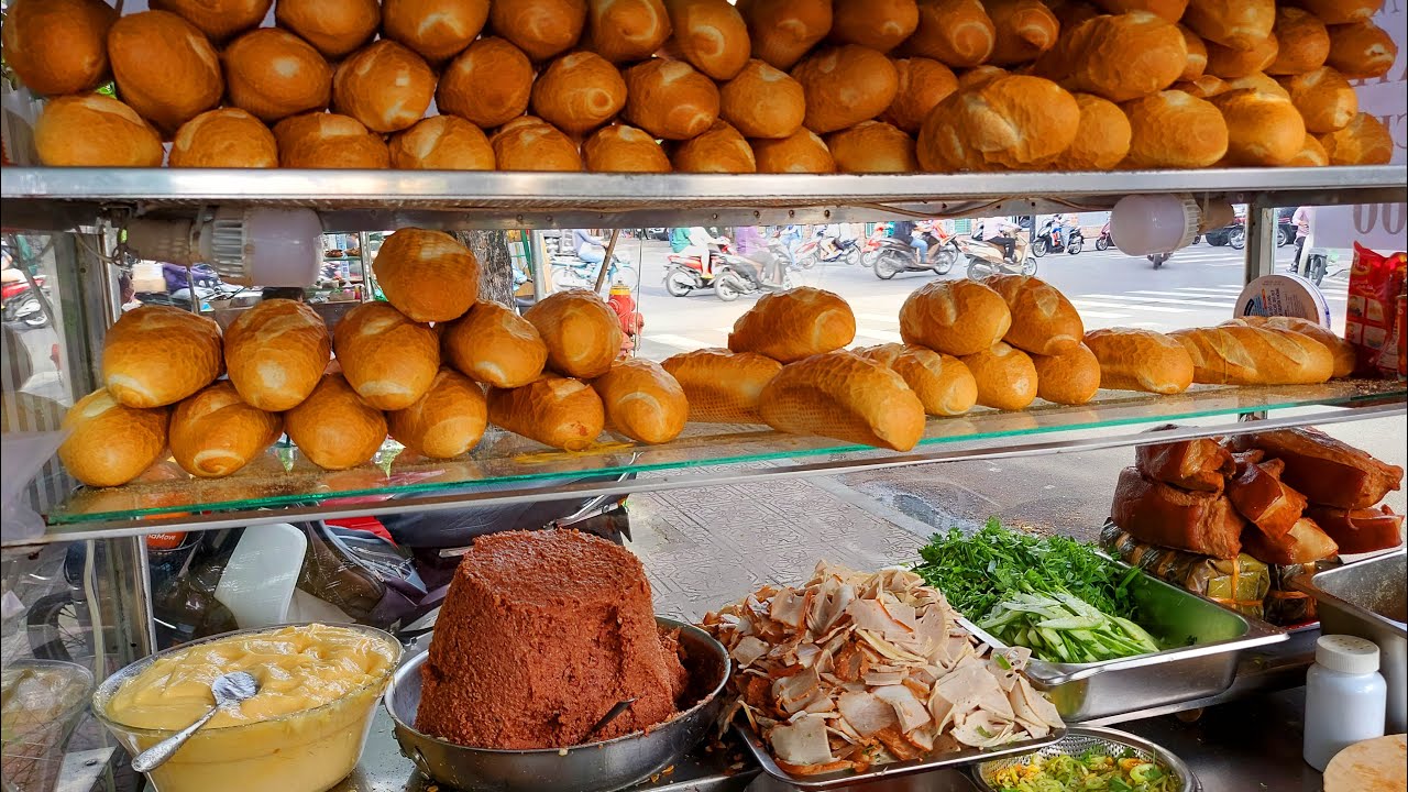 Nổi tiếng qua 2 đời xe bánh mì bán buổi chiều 500 ổ với tất cả nguyên liệu tự làm không mua