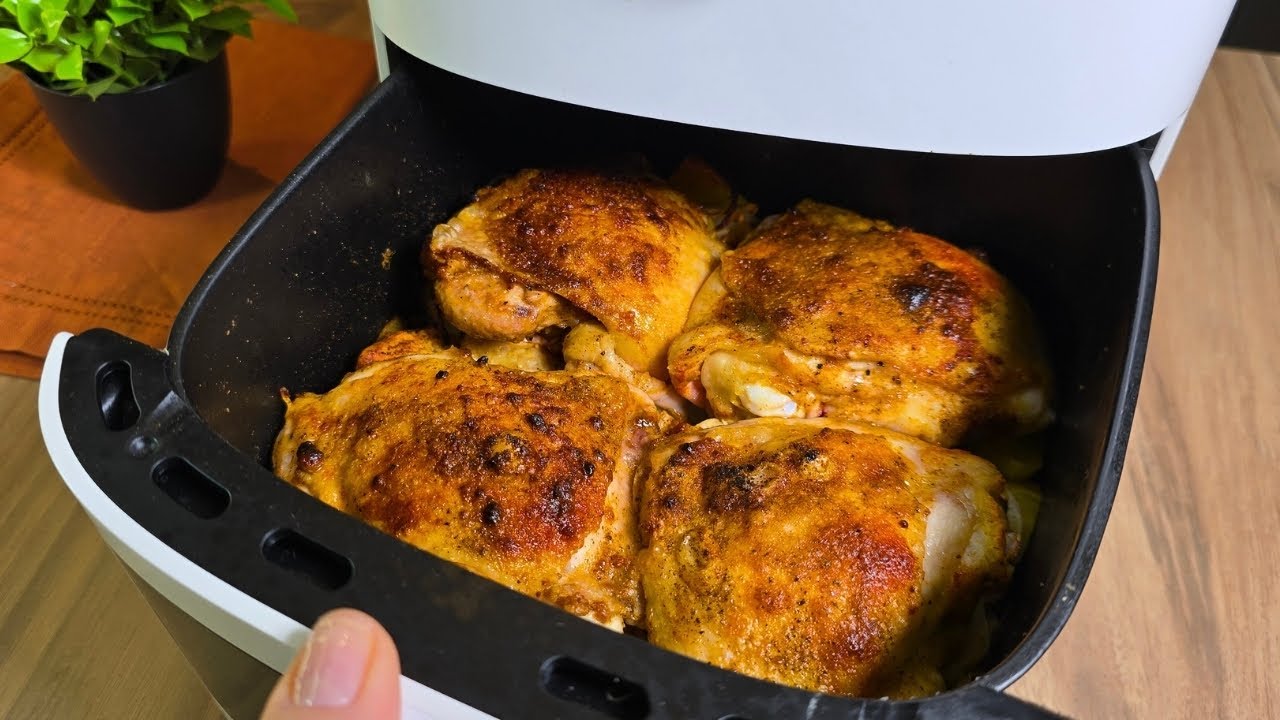 Juicy Air Fryer Chicken Thighs with Potatoes & Mushrooms | Easy One-Basket Dinner