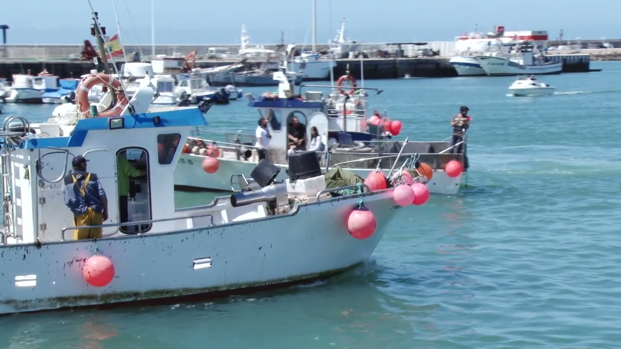 BARBATE | LOS PESCADORES PROTESTAN ANTE LAS NUEVAS NORMAS QUE LES IMPONE EUROPA