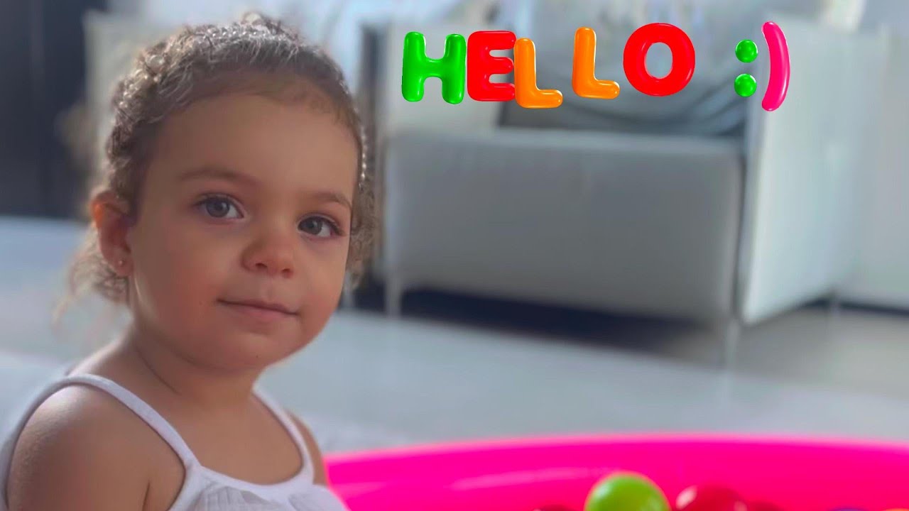 DIVERTINDO-SE COM AS BOLAS COLORIDAS NA PISCINA DE BOLINHA