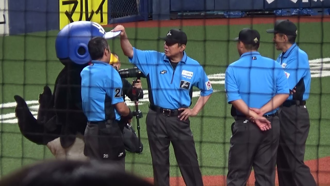 【審判員プレートミーティング】つば九郎が被るヘルメットのつばが気になる様子の吉本クルーチーフ、白井審判員も満面の笑みを見せてた模様...【2024.6.16 オリックス vs ヤクルト ＠京セラD】