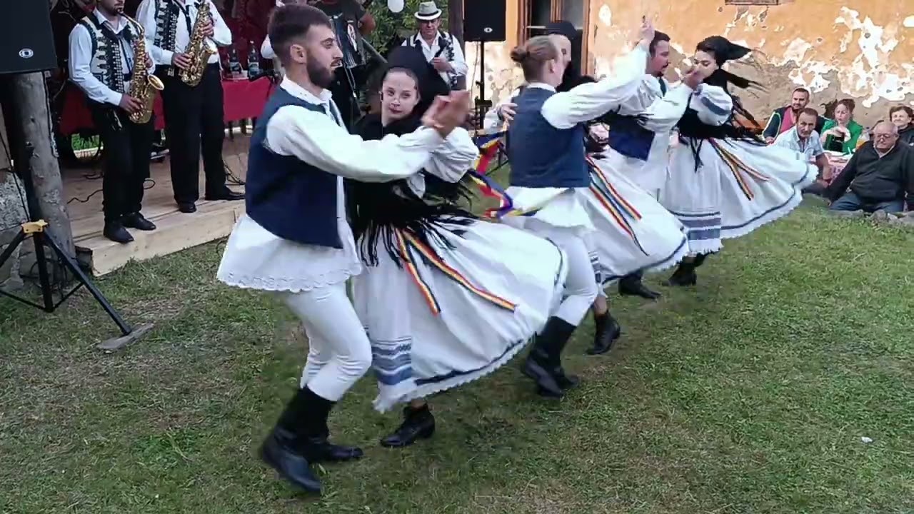 Paști in țara Zarandului Ansamblu Juni Crisului Dieci  intrarea la joc