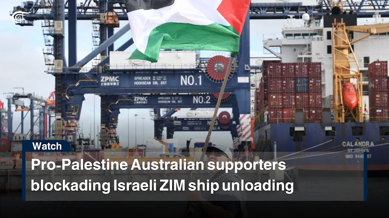 Pro-Palestine Australian supporters blockading Israeli ZIM ship unloading