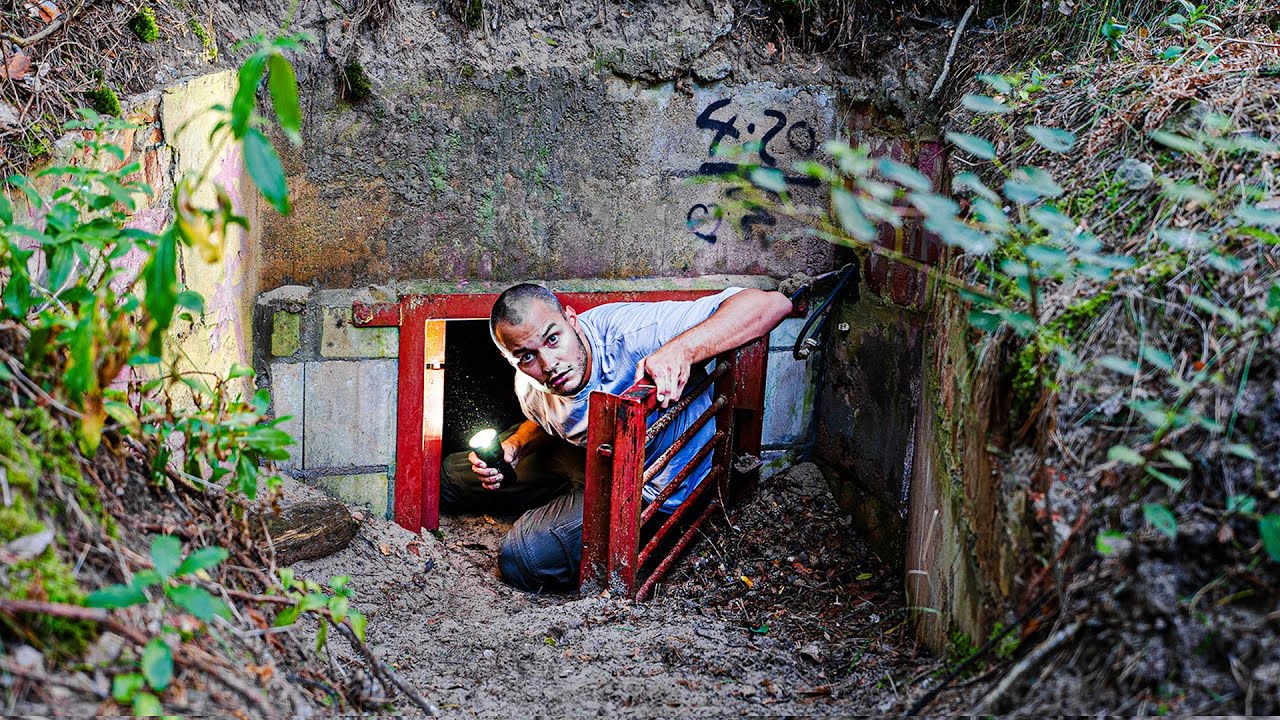 Diese rote Klappe führt in einen Bunker!