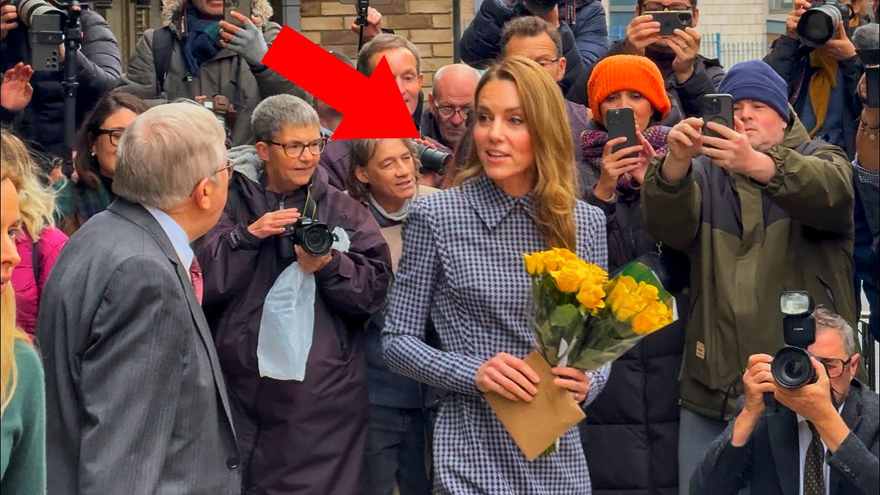 Princess Catherine Shines as She Receives Flowers From Royal Fans! 💛