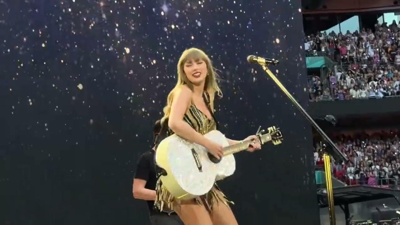 Taylor Swift - Fearless (Live at The Eras Tour London Night 6)