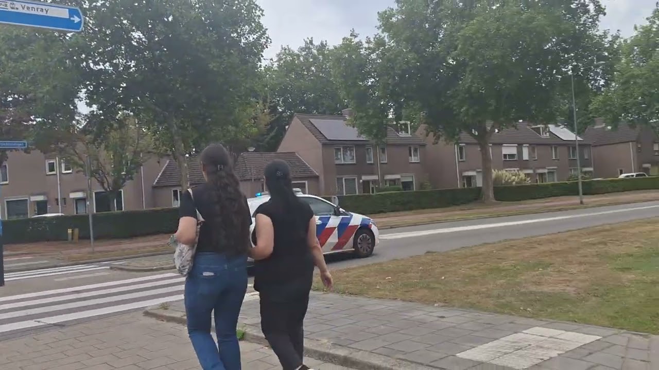 politie met spoedmeldingen naar het centrum van Venray met piepende banden op de rotonde 