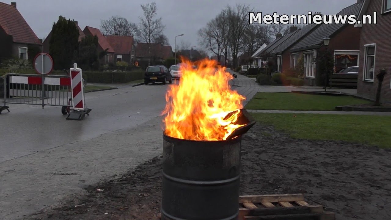 Carbidschieten met melkbussen in Giethoorn al 15 jr een traditie