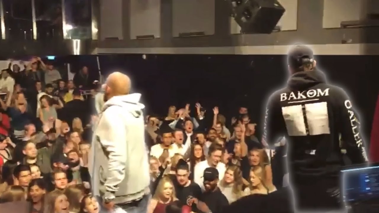 ALEX CEESAY LIVE PÅ SCEN MED KEN RING
