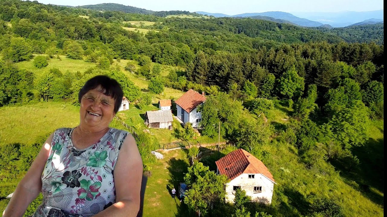 U prirodnoj idili okružena šumom u kući živi sama baka Desanka.