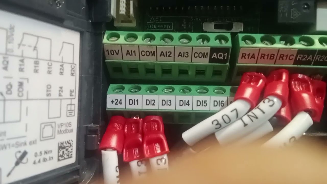 STATUS RUN DAN FAULT PADA VSD INVERTER 320 SCHNEIDER dengan tombol off dan on pada panel