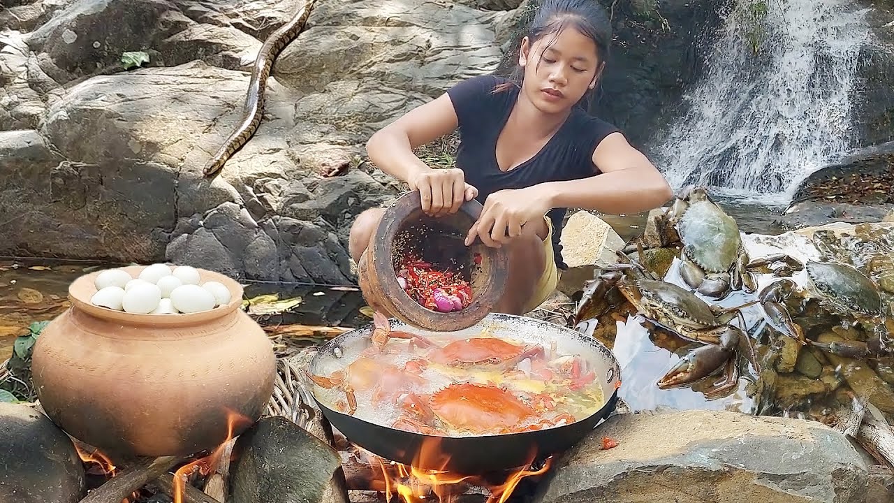 Survival in the rainforest, Cooking big crab for food near waterfall, Chicken soup tasty, Egg boiled