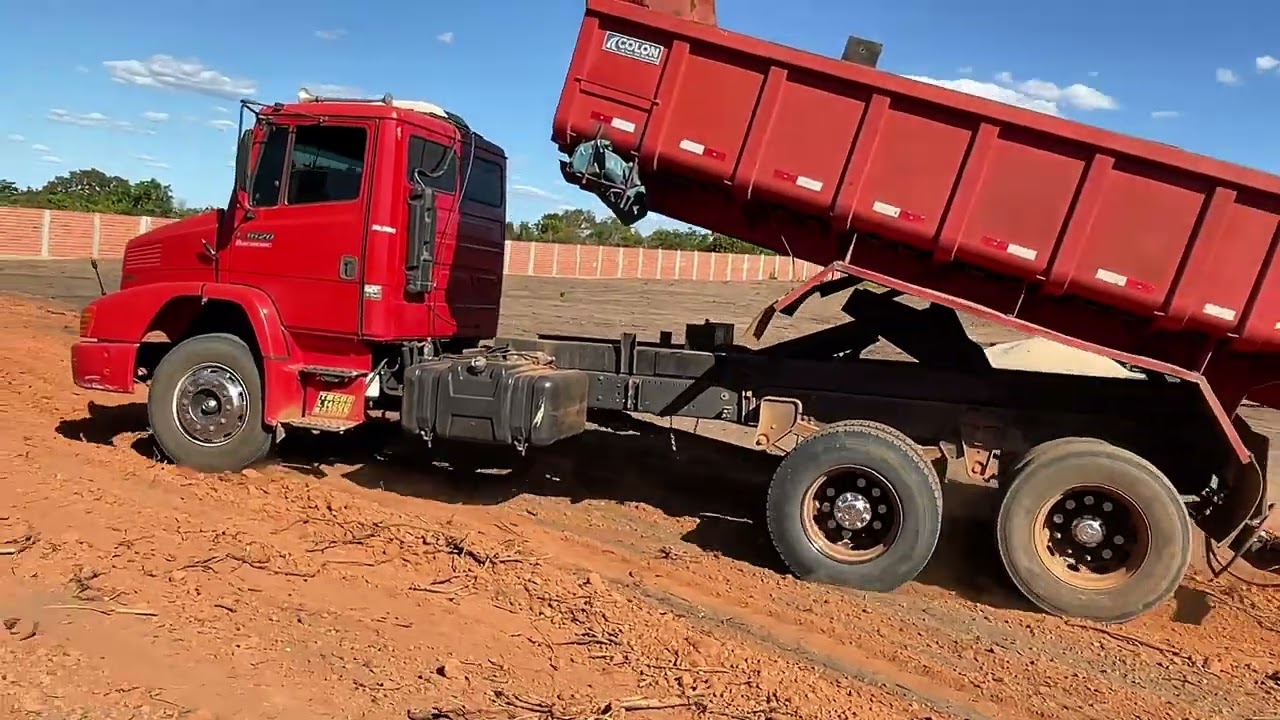 SÓ OS BRUTOS! CAÇAMBA DESCARREGANDO PIÇARRA NO MEIO DA OBRA! 🚧🔥