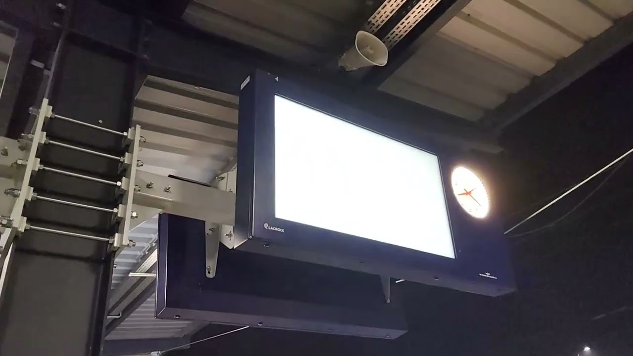 Nowa wiata rowerowa, test wyświetlaczy i pociągi na stacji Łowicz Główny 30.11.2025.