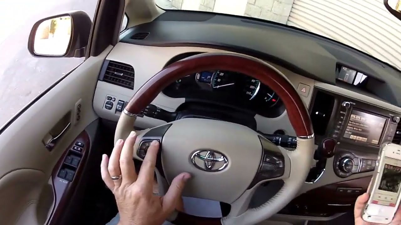 Передние системы оснащены передовыми технологиями Toyota Sienna Limited 2011 года